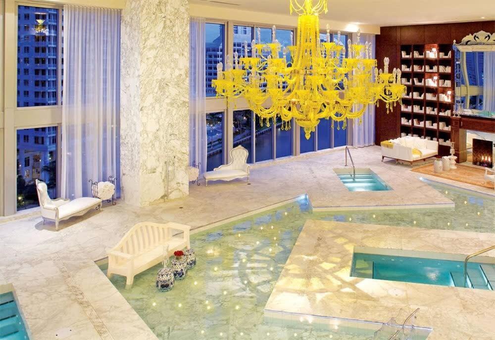 Downtown Brickell- Free Pool -gym- *