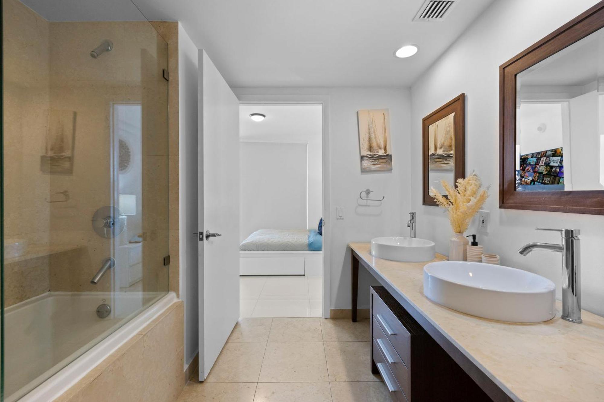 Apartment Downtown Brickell- Free Pool -gym- *